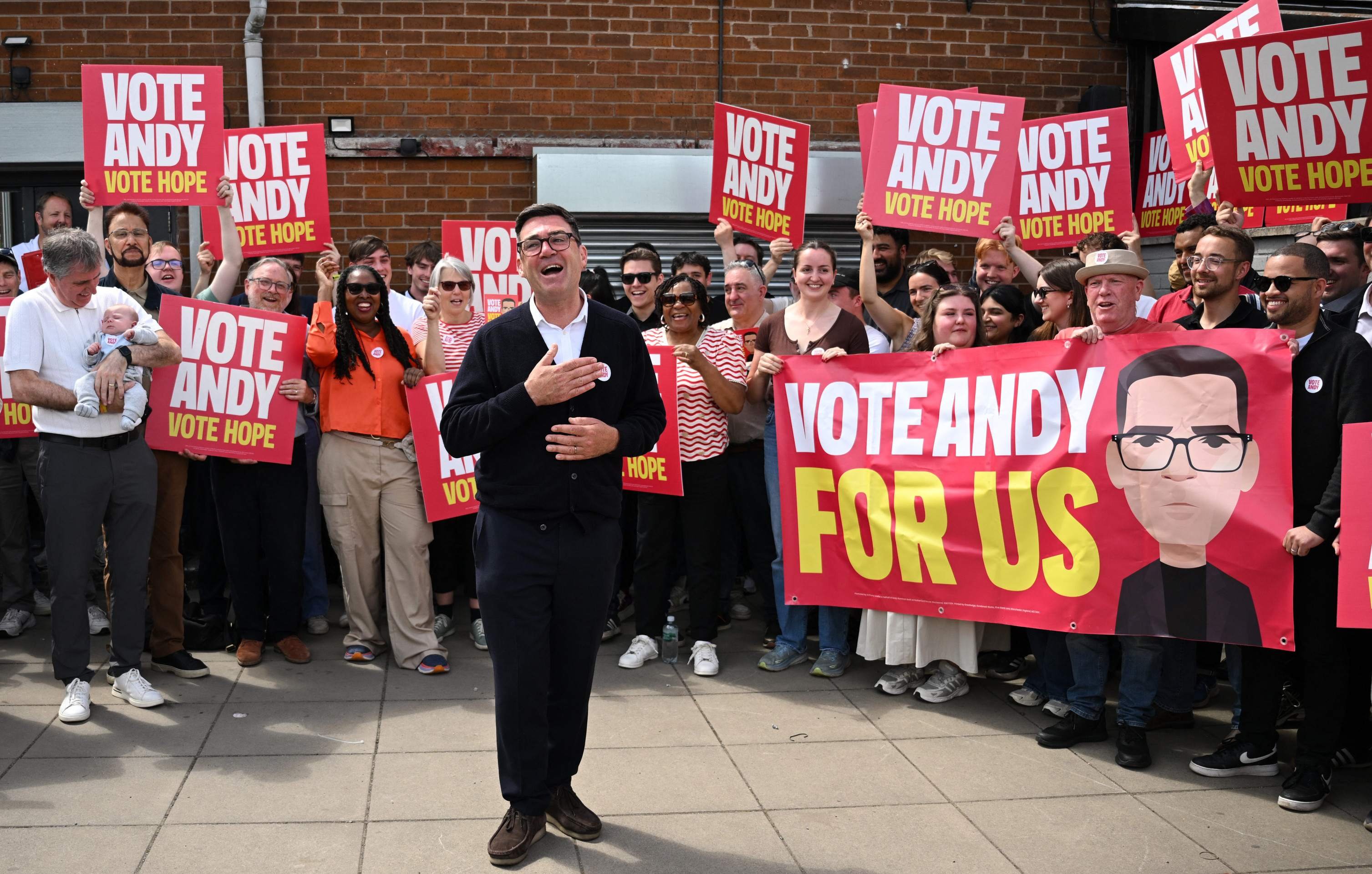 Andy Burnham fala a simpatizantes em Makersfiel, no noroeste do pa&iacute;s: favorito no partido 