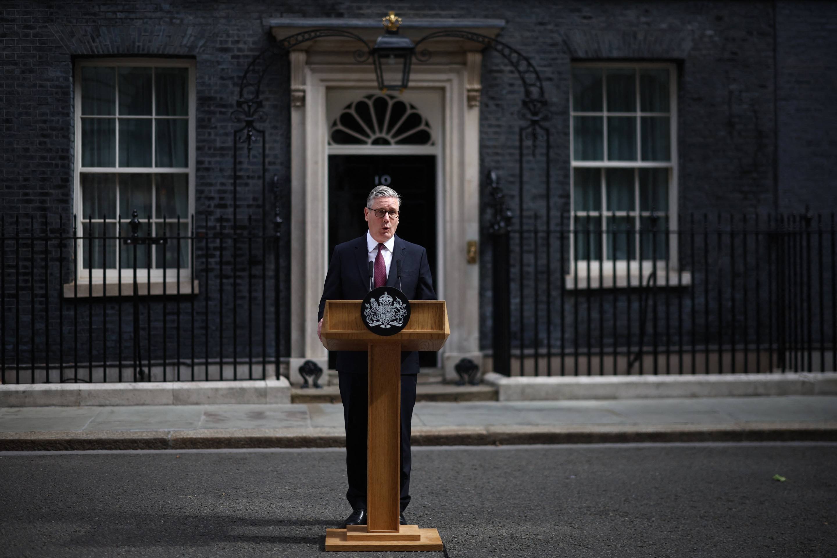 Starmer renuncia como premiê britânico e abre espaço para Burnham