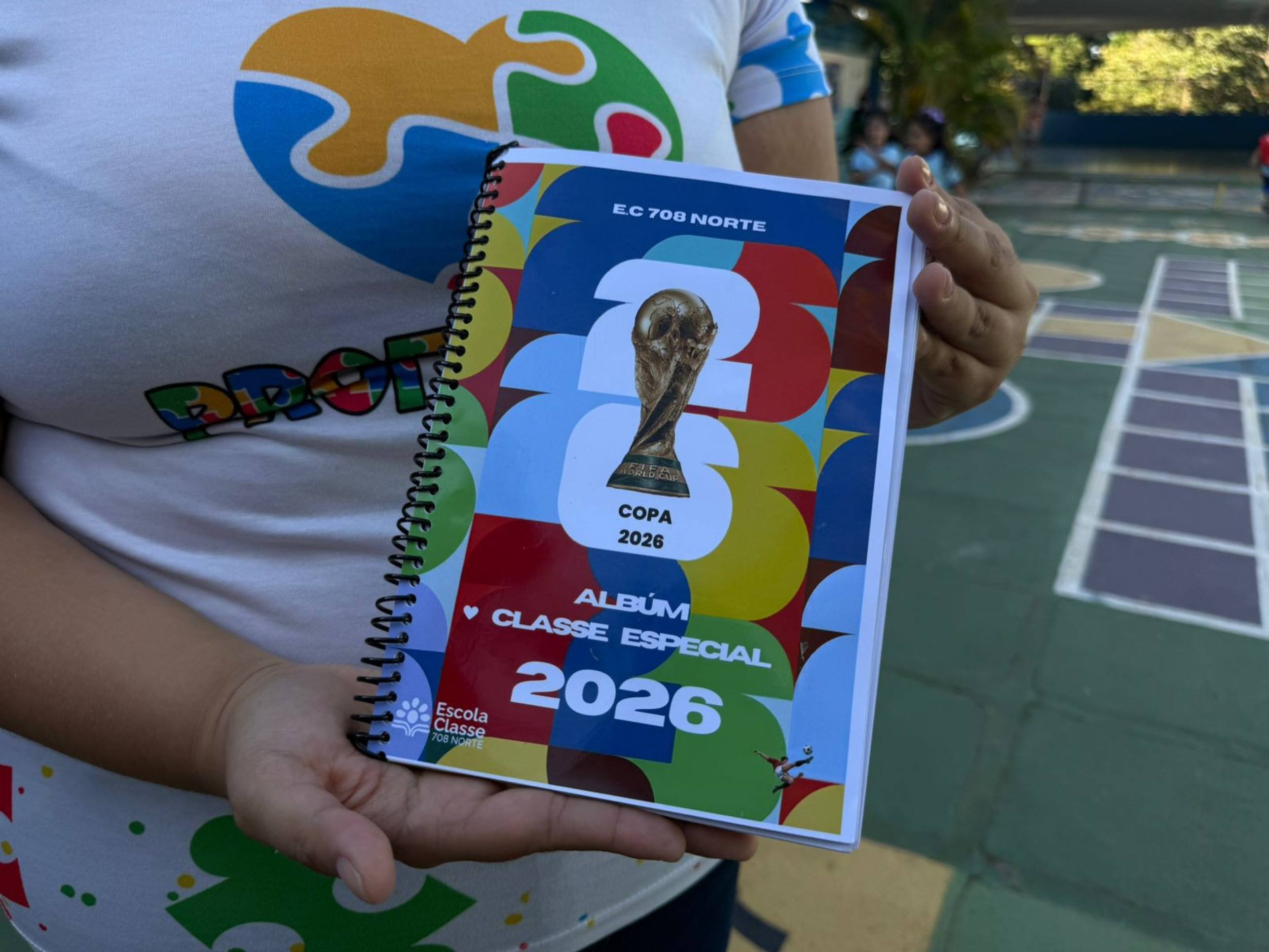 Escola da 708 Norte customiza figurinhas da copa para os alunos da educa&ccedil;&atilde;o especial 