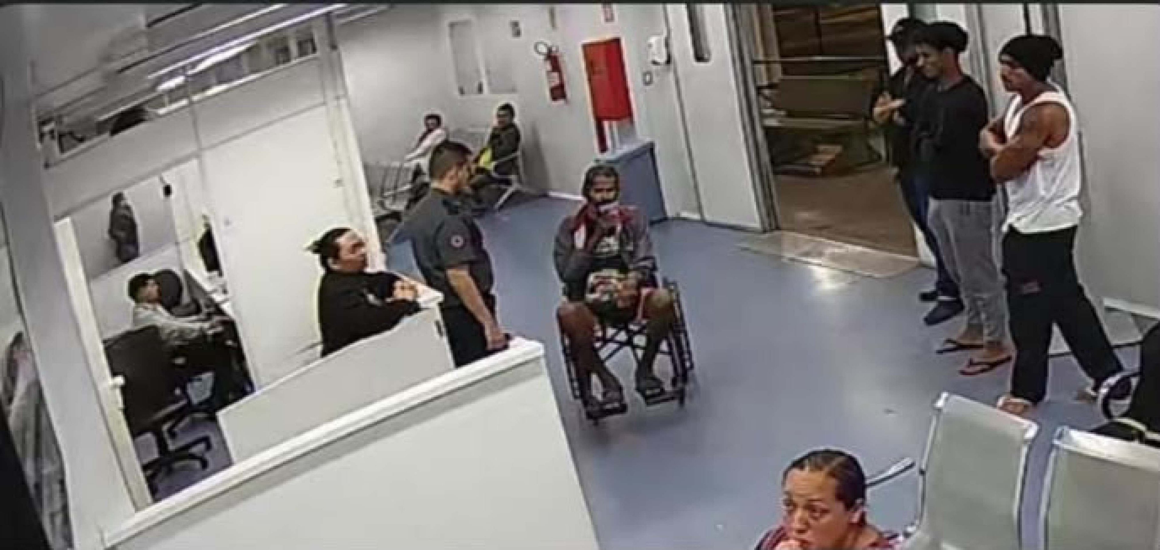 Vilmar &eacute; levado pelo vigilante ao canto da UPA