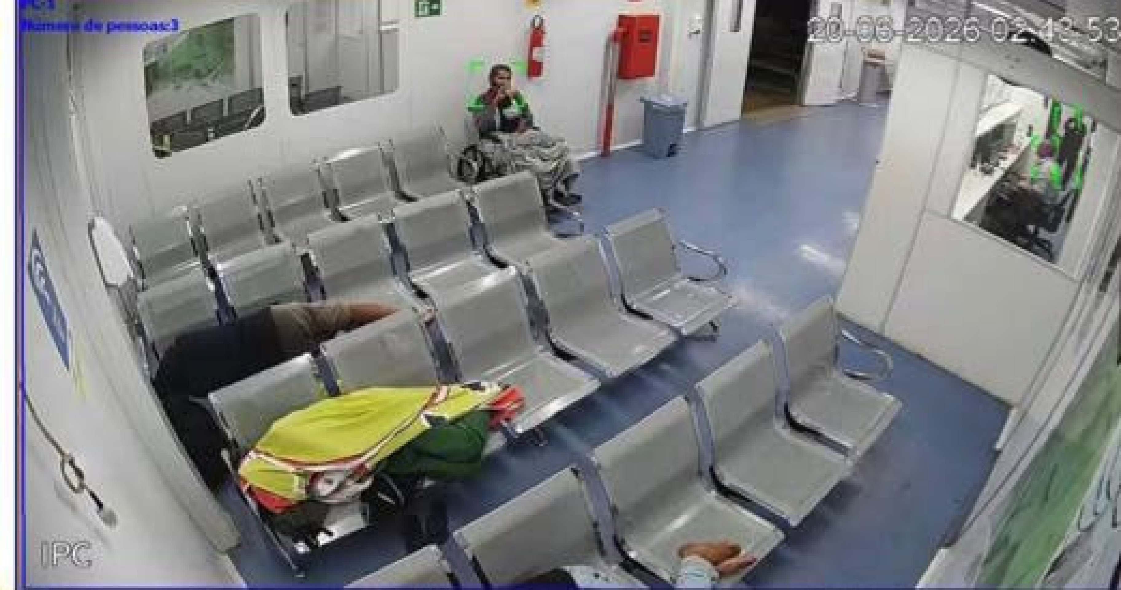 Vilmar bebe subst&acirc;ncia n&atilde;o identificada em uma garrafa transparente