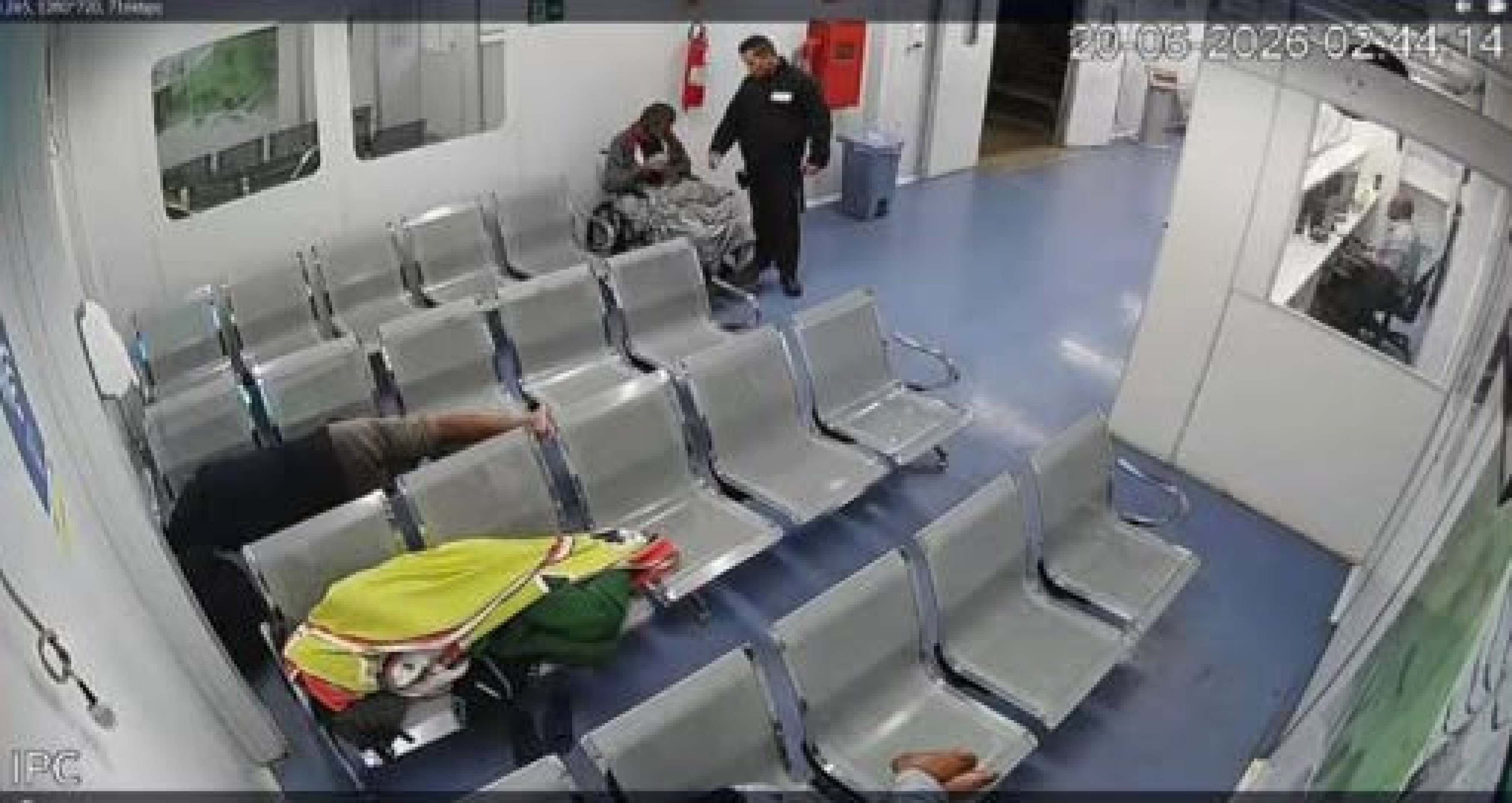 O vigilante se aproxima e interpela Vilmar sobre o consumo de bebidas na unidade