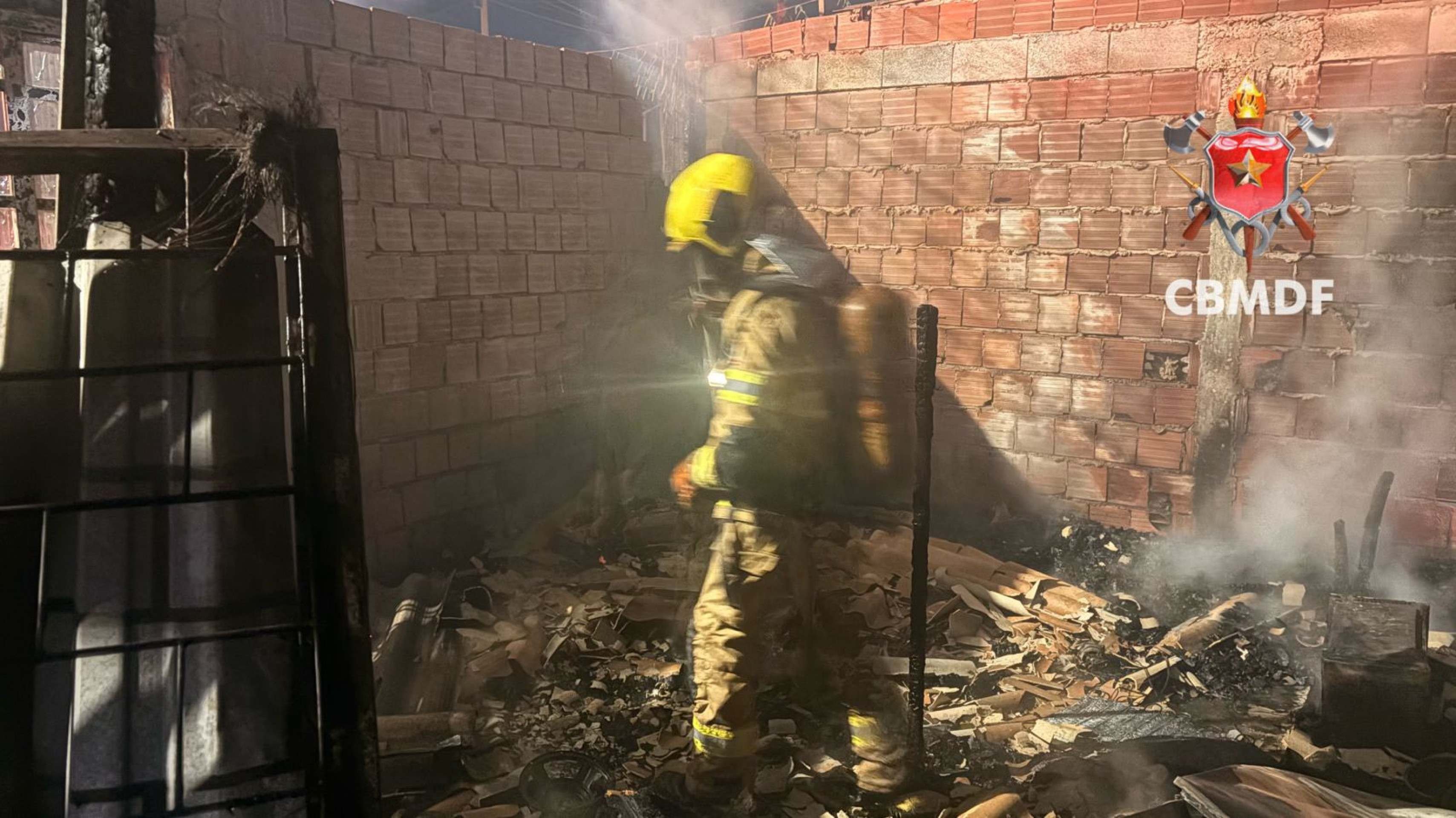 Inc&ecirc;ndio deixou duas pessoas e um c&atilde;o mortos