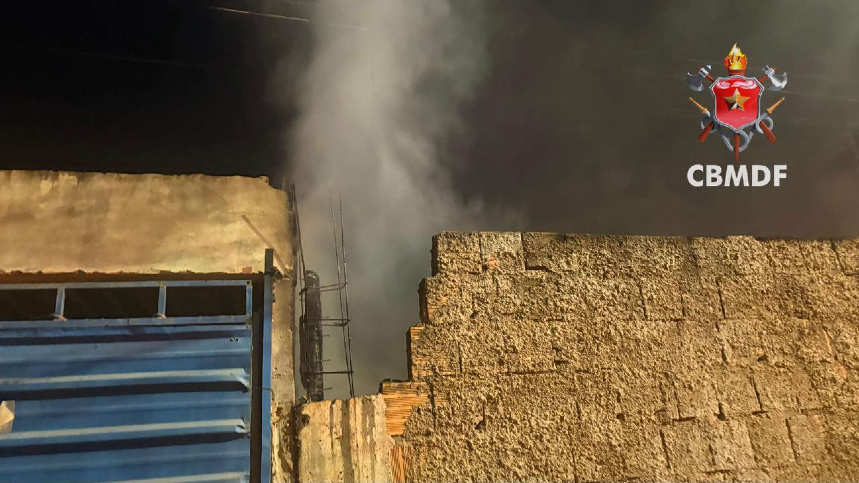 Inc&ecirc;ndio deixou duas pessoas e um c&atilde;o mortos