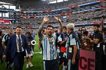 Coincidência histórica liga as trajetórias dos dois maiores astros do futebol, ambos se consolidaram em 2026 como os únicos jogadores a entrarem em campo em seis edições do Mundial - (crédito: Paul ELLIS / AFP) Coincidência histórica liga as trajetórias dos dois maiores astros do futebol, ambos se consolidaram em 2026 como os únicos jogadores a entrarem em campo em seis edições do Mundial - (crédito: Paul ELLIS / AFP)