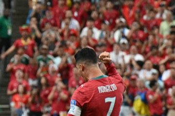 Aos 41 anos, o português Cristiano Ronaldo chega inspirado após marcar duas vezes contra o Uzbequistão e se tornar o primeiro atleta a fazer gols em seis Copas -  (crédito:  RONALDO SCHEMIDT / AFP)