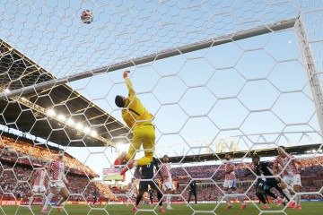 Goleiro croata foi fundamental para a vitória da seleção europeia. Ele é um velho conhecido da torcida brasileira - (crédito: COLE BURSTON / AFP) Goleiro croata foi fundamental para a vitória da seleção europeia. Ele é um velho conhecido da torcida brasileira - (crédito: COLE BURSTON / AFP)