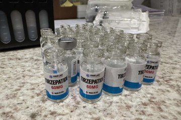 A maioria dos medicamentos estava sem comprovação de regularidade perante os órgãos sanitários. Documentos e equipamentos eletrônicos também foram recolhidos
- (crédito: Foto: Divulgação/Polícia Federal ) A maioria dos medicamentos estava sem comprovação de regularidade perante os órgãos sanitários. Documentos e equipamentos eletrônicos também foram recolhidos
- (crédito: Foto: Divulgação/Polícia Federal )