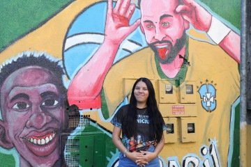 Na Distribuidora do Vin&iacute;cius, arte virou ponto de encontro para fotos e atraiu clientela, conta a atendente Juliana Souza -  (crédito: Davi Pereira/CB/D.A Press)