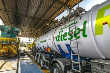  Vit..ria (ES), 09/10/2024 - Projeto Vale e Petrobr..s -Complexo Tubar..o - Vit..ria Av. Dante Micheline, 5500, 29090 900 Vit..ria, ES - Brasil -Locomotiva  sendo abastecida pela Carreta contendo Diesel R5 em teste , em Vit..ria (ES),Foto: Marcos Antonio
     -  (crédito: Copyright Marcos Antonio 2024)