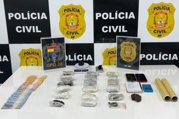 Polícia apreendeu haxixe, cocaína e skunk, além de dinheiro, balança e cadernos com anotações do tráfico - (crédito: PCDF/Divulgação) Polícia apreendeu haxixe, cocaína e skunk, além de dinheiro, balança e cadernos com anotações do tráfico - (crédito: PCDF/Divulgação)