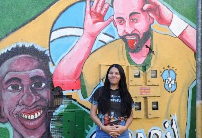 Na Distribuidora do Vin&iacute;cius, arte virou ponto de encontro para fotos e atraiu clientela, conta a atendente Juliana Souza -  (crédito: Davi Pereira/CB/D.A Press) -Na Distribuidora do Vin&iacute;cius, arte virou ponto de encontro para fotos e atraiu clientela, conta a atendente Juliana Souza -  (crédito: Davi Pereira/CB/D.A Press)