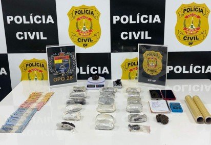 Pol&iacute;cia apreendeu haxixe, coca&iacute;na e skunk, al&eacute;m de dinheiro, balan&ccedil;a e cadernos com anota&ccedil;&otilde;es do tr&aacute;fico -  (crédito: PCDF/Divulga&ccedil;&atilde;o) -Pol&iacute;cia apreendeu haxixe, coca&iacute;na e skunk, al&eacute;m de dinheiro, balan&ccedil;a e cadernos com anota&ccedil;&otilde;es do tr&aacute;fico -  (crédito: PCDF/Divulga&ccedil;&atilde;o)