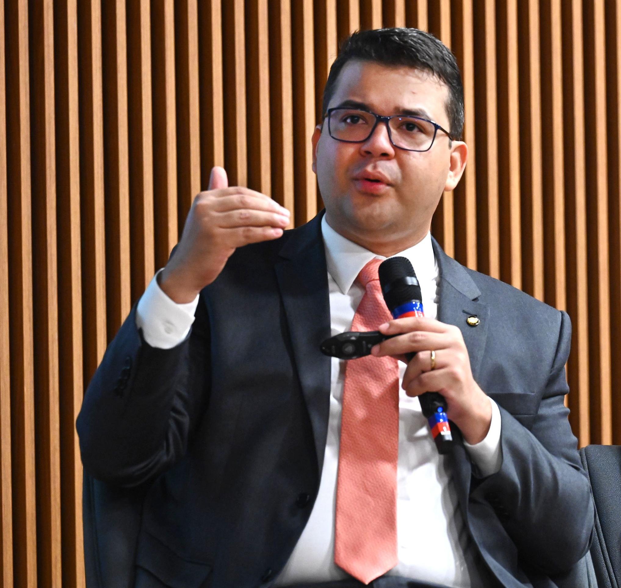 Secretário diz que PCC, CV e milícias devem ser tratados como facções