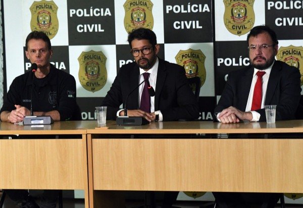 Os delegados Henry Galdino (E), Daniel Malvazzo e o promotor Leonardo Jubé detalharam as investigações que levaram à operação -  (crédito:  Marcelo Ferreira/CB/D.A Press)