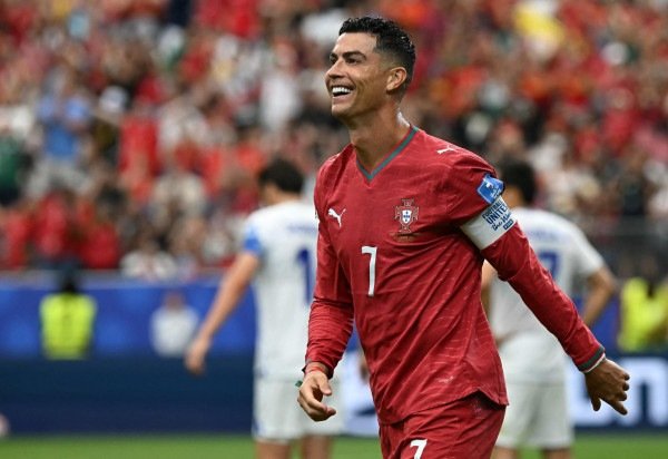 Cristiano Ronaldo fez dois gols e liderou vitória de Portugal contra Uzbequistão -  (crédito: Paul ELLIS / AFP)
