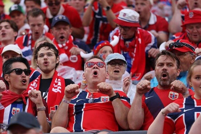 Jogadores reproduziram em campo a remada viking, que virou símbolo da torcida norueguesa - (crédito: Getty Images) Jogadores reproduziram em campo a remada viking, que virou símbolo da torcida norueguesa - (crédito: Getty Images)