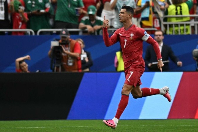 Cristiano Ronaldo se tornou o primeiro jogador a marcar gols em seis edições diferentes de Copas do Mundo - (crédito: Paul ELLIS / AFP) Cristiano Ronaldo se tornou o primeiro jogador a marcar gols em seis edições diferentes de Copas do Mundo - (crédito: Paul ELLIS / AFP)