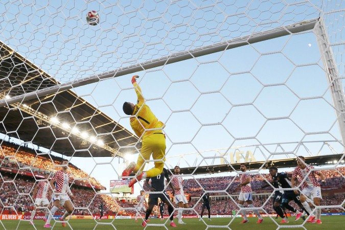 Goleiro croata foi fundamental para a vitória da seleção europeia. Ele é um velho conhecido da torcida brasileira - (crédito: COLE BURSTON / AFP) Goleiro croata foi fundamental para a vitória da seleção europeia. Ele é um velho conhecido da torcida brasileira - (crédito: COLE BURSTON / AFP)