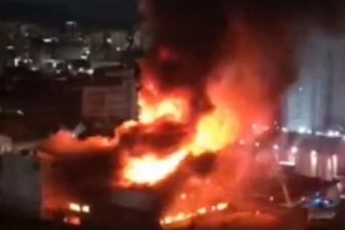 Incêndio de grandes proporções destrói galpão de fábrica de autopeças na Zona Oeste de SP - (crédito: Foto: Reprodução/TV Globo) Incêndio de grandes proporções destrói galpão de fábrica de autopeças na Zona Oeste de SP - (crédito: Foto: Reprodução/TV Globo)