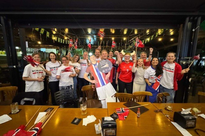 Diplomatas noruegueses no bar Fausto e Manoel, na Asa Sul, assistiram ao jogo entre Noruega e Senegal, válido pela Copa do Mundo 2026 - (crédito: Danyelle Simões/Embaixada da Noruega) Diplomatas noruegueses no bar Fausto e Manoel, na Asa Sul, assistiram ao jogo entre Noruega e Senegal, válido pela Copa do Mundo 2026 - (crédito: Danyelle Simões/Embaixada da Noruega)