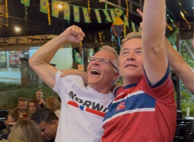 Diplomatas noruegueses no bar Fausto e Manoel, na Asa Sul, assistiram ao jogo entre Noruega e Senegal, v&aacute;lido pela Copa do Mundo 2026. De branco, Kjetil Elsebutangen, embaixador da Noruega no Brasil. De vermelho, vice-ministro das Rela&ccedil;&otilde;es Exteriores da Noruega, Andreas Kravik. 