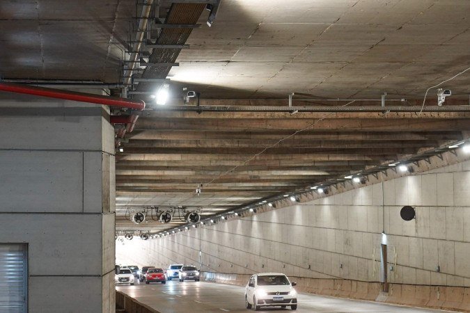 A interdição, programada para acontecer das 23h às 5h, visa a manutenção dos 52 jatos ventiladores do túnel
- (crédito: Divulgação/DER-DF) A interdição, programada para acontecer das 23h às 5h, visa a manutenção dos 52 jatos ventiladores do túnel
- (crédito: Divulgação/DER-DF)