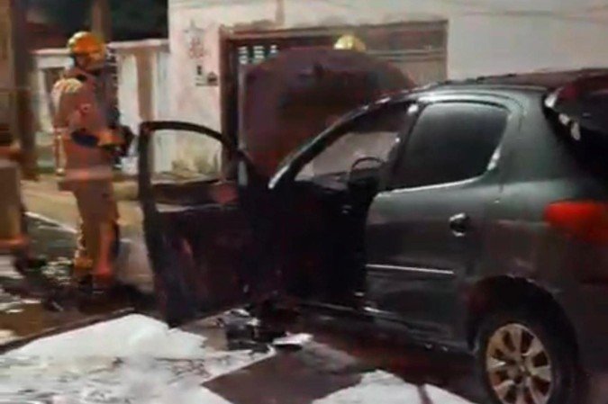 Bombeiros atendem a ocorrência em automóvel em São Sebastião - (crédito: CBMDF/Divulgação) Bombeiros atendem a ocorrência em automóvel em São Sebastião - (crédito: CBMDF/Divulgação)