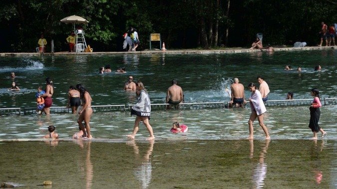 Visitantes desfrutam das famosas piscinas de água corrente do Parque Nacional de Brasília, um dos destinos destacados no Cerrado. - (crédito: Minervino Júnior/CB) Visitantes desfrutam das famosas piscinas de água corrente do Parque Nacional de Brasília, um dos destinos destacados no Cerrado. - (crédito: Minervino Júnior/CB)