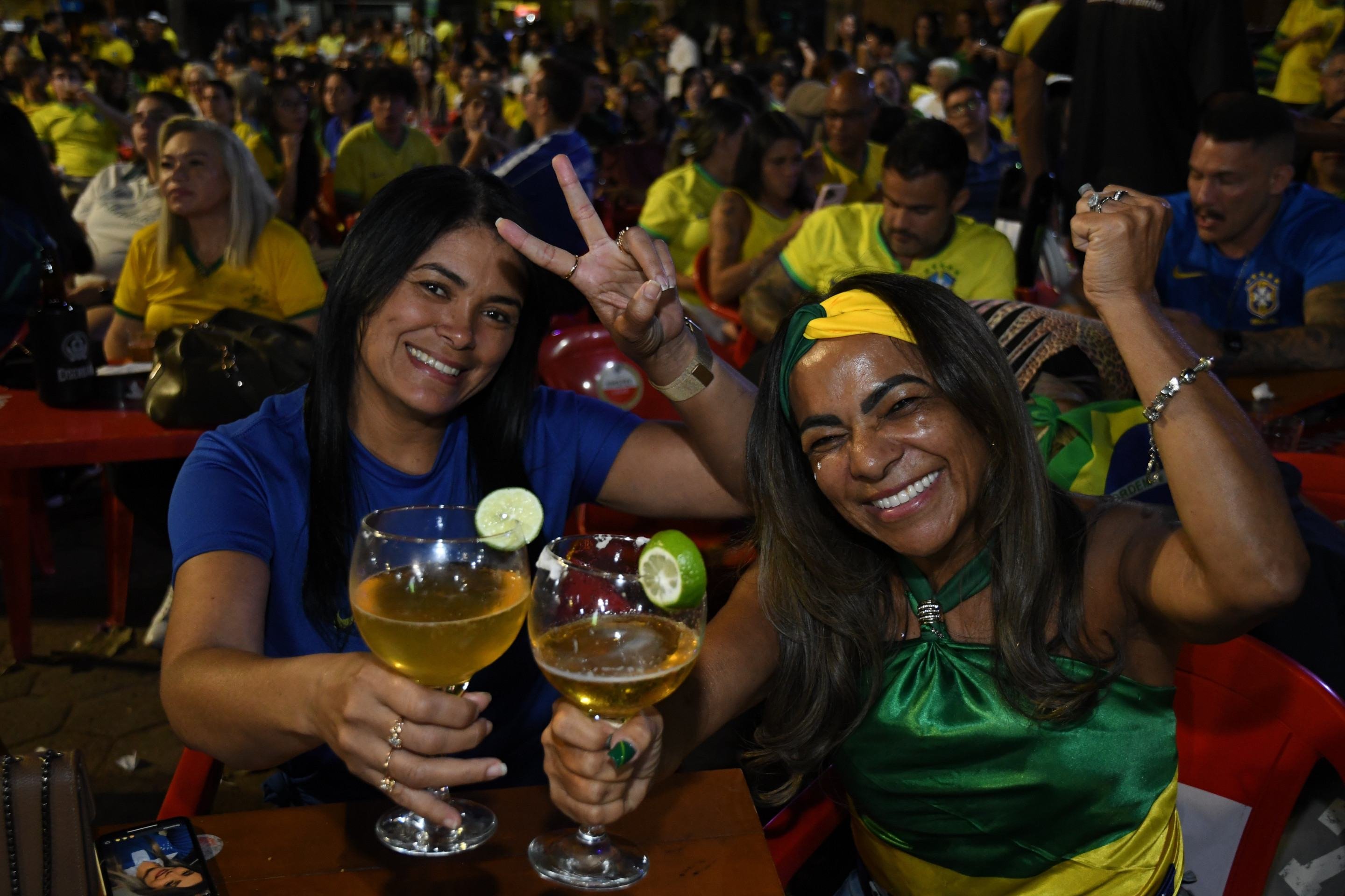 No Bar do Toinzinho, no Guar&aacute;, as amigas Iranilda e Ros&acirc;ngela 