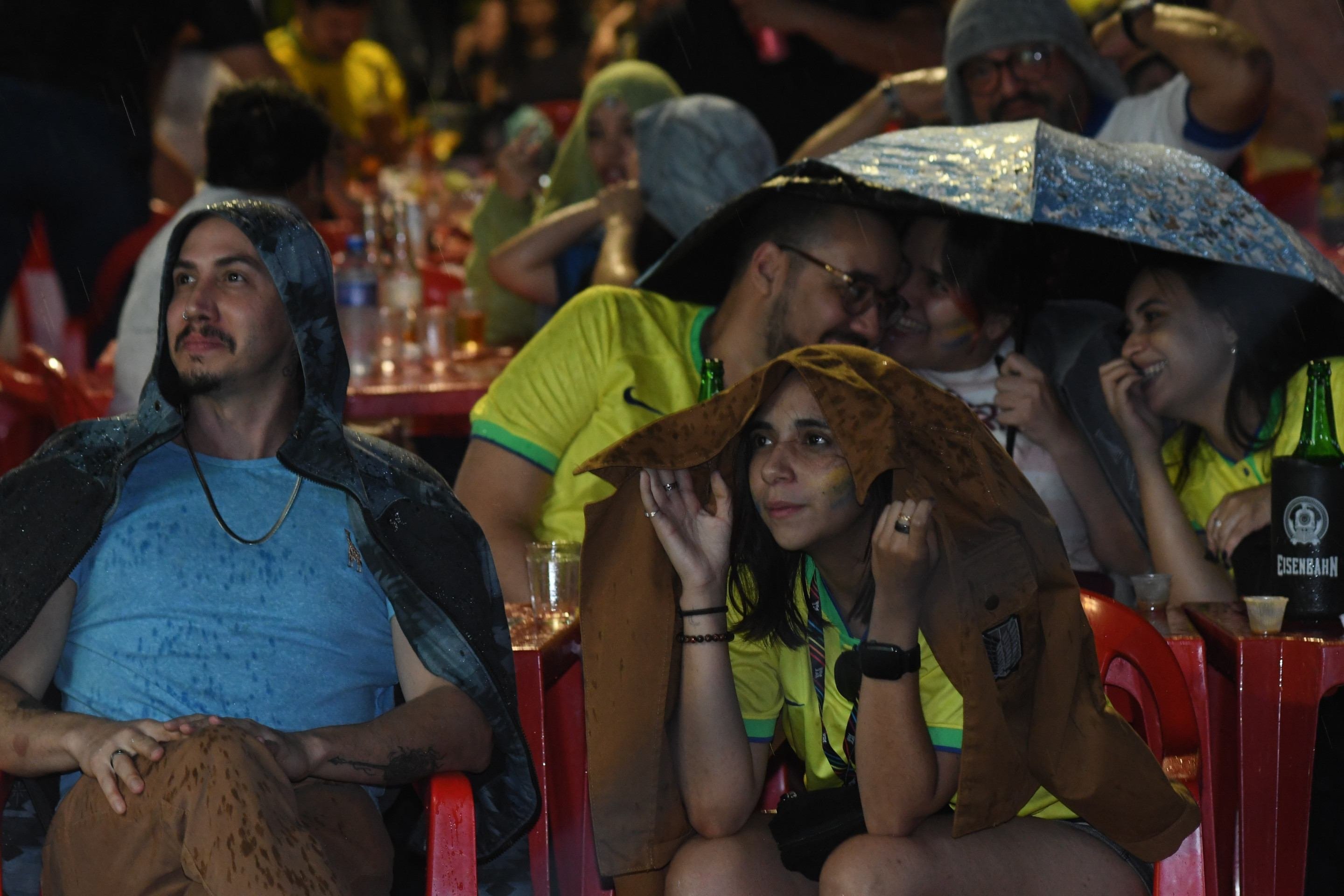 A chuva na QI 14, no Guar&aacute;, n&atilde;o afastou os torcedores