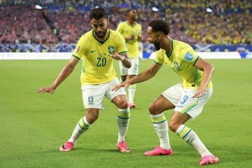 Matheus Cunha e Lucas Paquet&aacute; comemoram o terceiro gol       -  (crédito:  AFP)