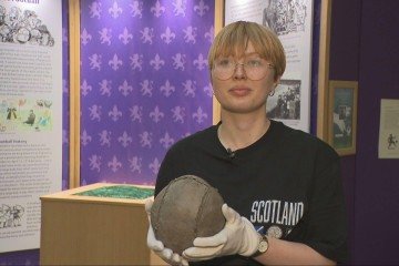 A bola ficará em exposição no Museu Coral Gables, na Flórida, até sábado - (crédito: BBC) A bola ficará em exposição no Museu Coral Gables, na Flórida, até sábado - (crédito: BBC)