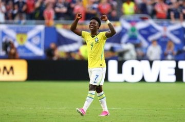  MIAMI GARDENS, FLORIDA - JUNE 24: Vinicius Junior #7 of Brazil celebrates scoring his teams second goal during the FIFA World Cup 2026 Group C match between Scotland and Brazil at Miami Stadium on June 24, 2026 in Miami Gardens, Florida.   Robert Cianflone/Getty Images/AFP (Photo by ROBERT CIANFLONE / GETTY IMAGES NORTH AMERICA / Getty Images via AFP)        -  (crédito:  Getty Images via AFP)