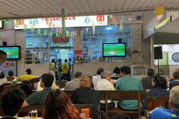 Jogo do Brasil contra Esc&oacute;cia no Bar Beirute -  (crédito: Mel Keroline/CB/D.A. Press)