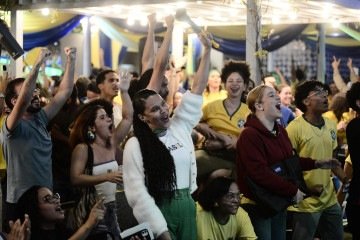 Turma comemora gol do Brasil contra a Escócia no Sesc da 504 Sul, que recebeu cerca de 500 torcedores -  (crédito: Minervino Júnior/CB/D.A.Press)