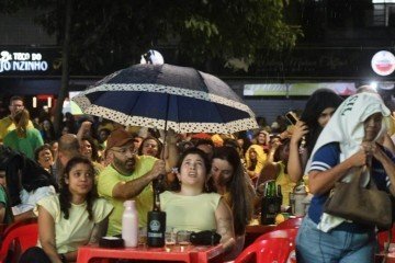 Chuva no Bar do Toinzinho não desanima torcedores -  (crédito: Marcelo Ferreira/CB/DA Press)