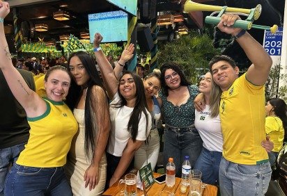 Grupo se reuniu no Responsa Bar, na Asa Sul, para celebrar aniversário de amiga e acompanhar jogo da Seleção -  (crédito: Paulo Gontrjo ) -Grupo se reuniu no Responsa Bar, na Asa Sul, para celebrar aniversário de amiga e acompanhar jogo da Seleção -  (crédito: Paulo Gontrjo )