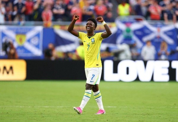  MIAMI GARDENS, FLORIDA - JUNE 24: Vinicius Junior #7 of Brazil celebrates scoring his teams second goal during the FIFA World Cup 2026 Group C match between Scotland and Brazil at Miami Stadium on June 24, 2026 in Miami Gardens, Florida.   Robert Cianflone/Getty Images/AFP (Photo by ROBERT CIANFLONE / GETTY IMAGES NORTH AMERICA / Getty Images via AFP)        -  (crédito:  Getty Images via AFP)