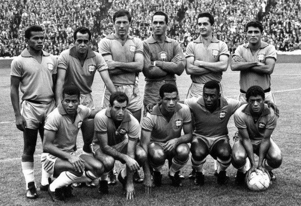 Foto oficial da escalação da Seleção Brasileira para o primeiro jogo entre Brasil e Escócia na história; amistoso terminou empatado por 1 a 1 e foi realizado em Glasgow, em 25 de junho de 1966 -  (crédito: reprodução: Arquivo CBF)