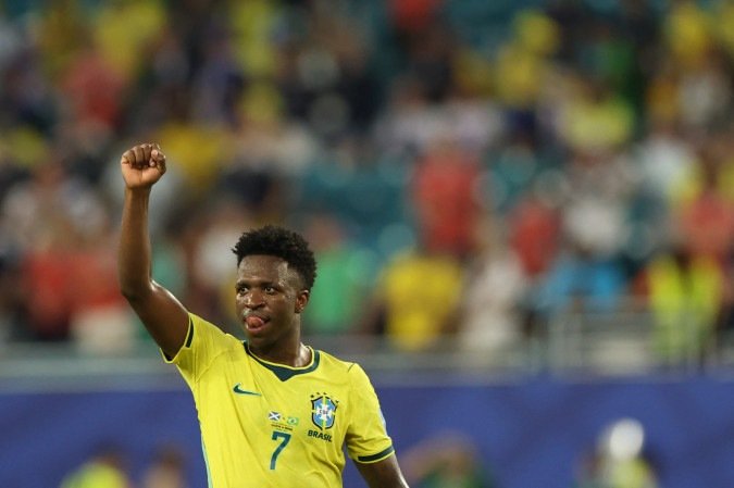  Brazil's forward #07 Vinicius Junior acknowledges the crowd after winning the 2026 World Cup Group C football match between Scotland and Brazil at the Miami Stadium in Miami Gardens on June 24, 2026.  (Photo by PATRICIA DE MELO MOREIRA / AFP)
       -  (crédito:  AFP)