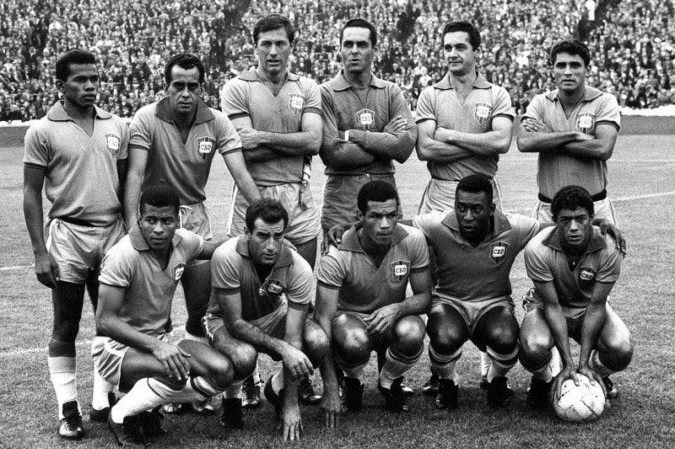 Foto oficial da escalação da Seleção Brasileira para o primeiro jogo entre Brasil e Escócia na história; amistoso terminou empatado por 1 a 1 e foi realizado em Glasgow, em 25 de junho de 1966 -  (crédito: reprodução: Arquivo CBF)