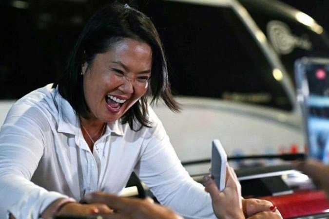Roberto Sánchez e Keiko Fujimori em um debate antes do segundo turno das eleições - (crédito: Getty Images) Roberto Sánchez e Keiko Fujimori em um debate antes do segundo turno das eleições - (crédito: Getty Images)