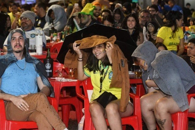 Chuva no Bar do Toinzinho não desanima torcedores
