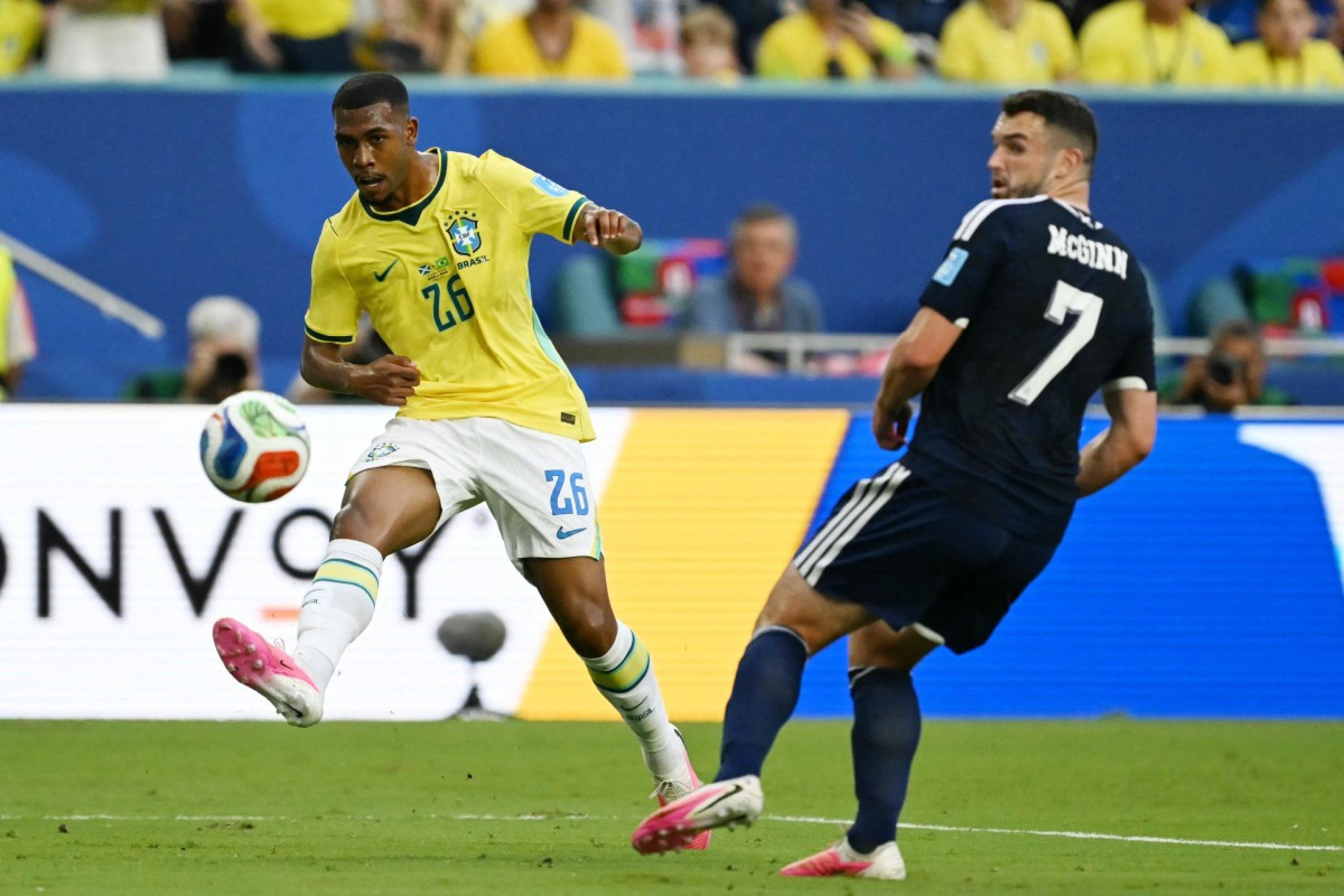 Substituto de Raphinha, Rayan caiu como uma luva na ponta-direita