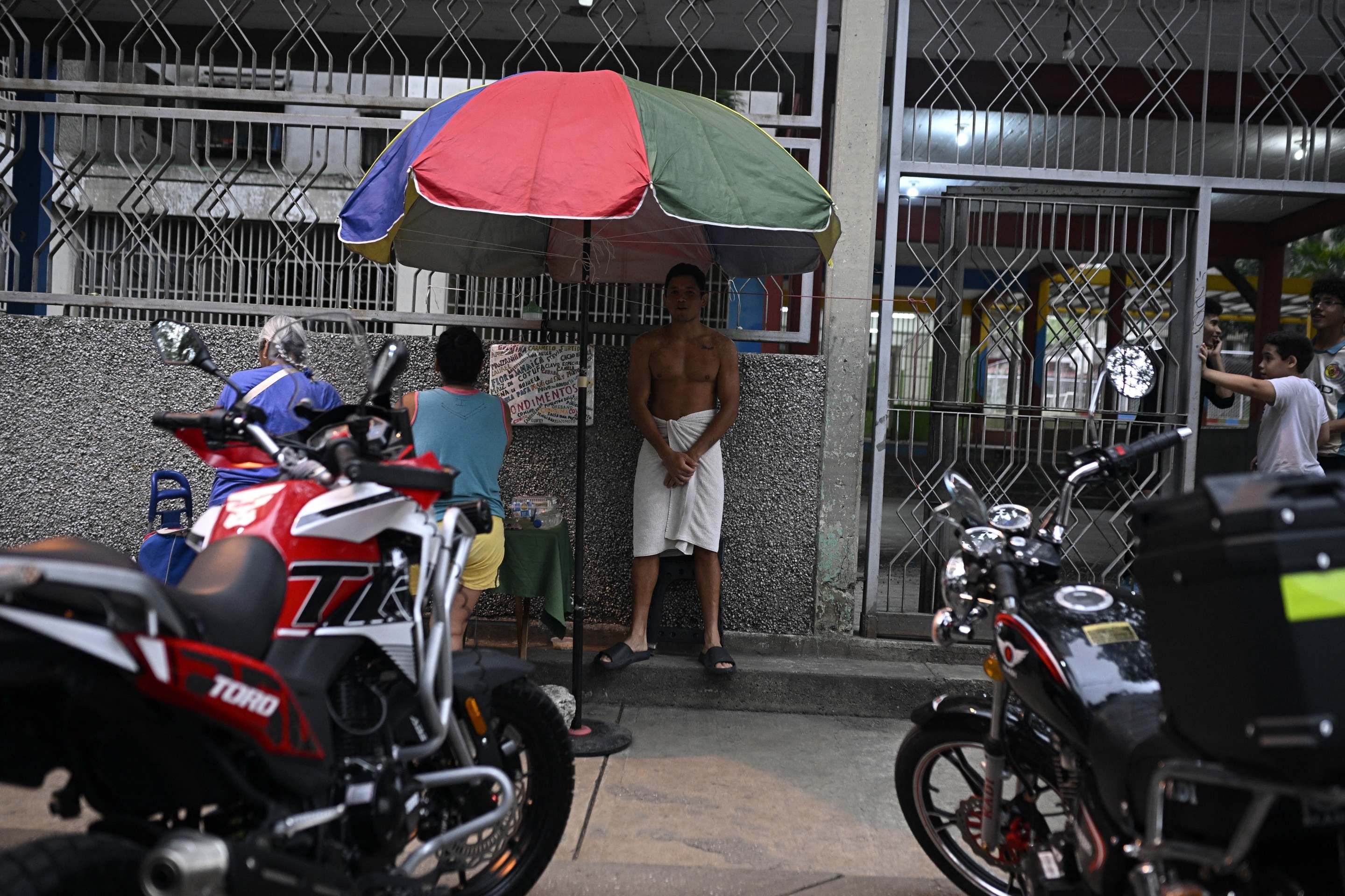 Imagens mostram pessoas feridas logo ap&oacute;s o terremoto que atingiu a Venezuela nesta quarta-feira (24/6)      