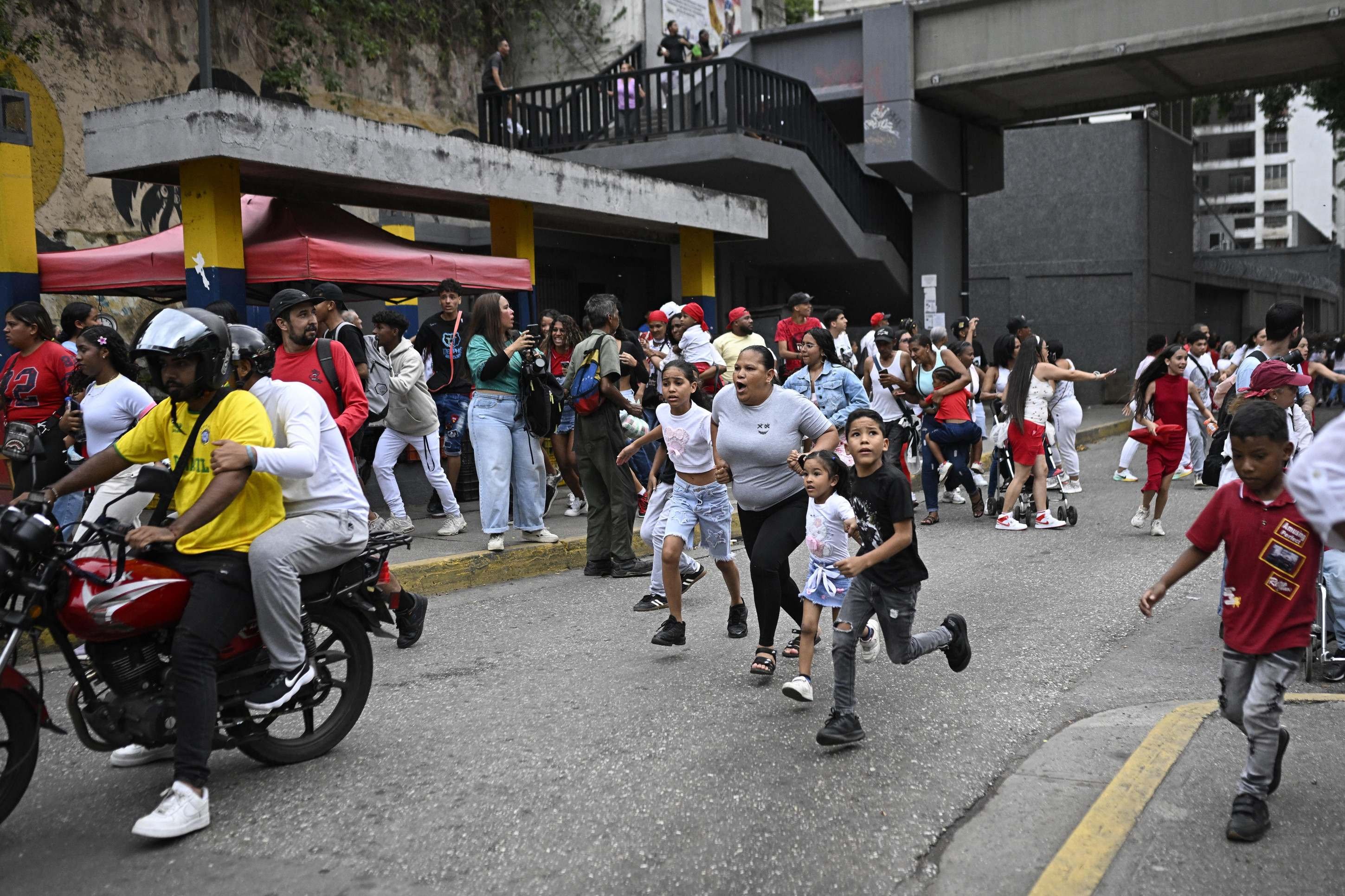 Correria nas ruas: venezuelanos festejavam feriado nacional