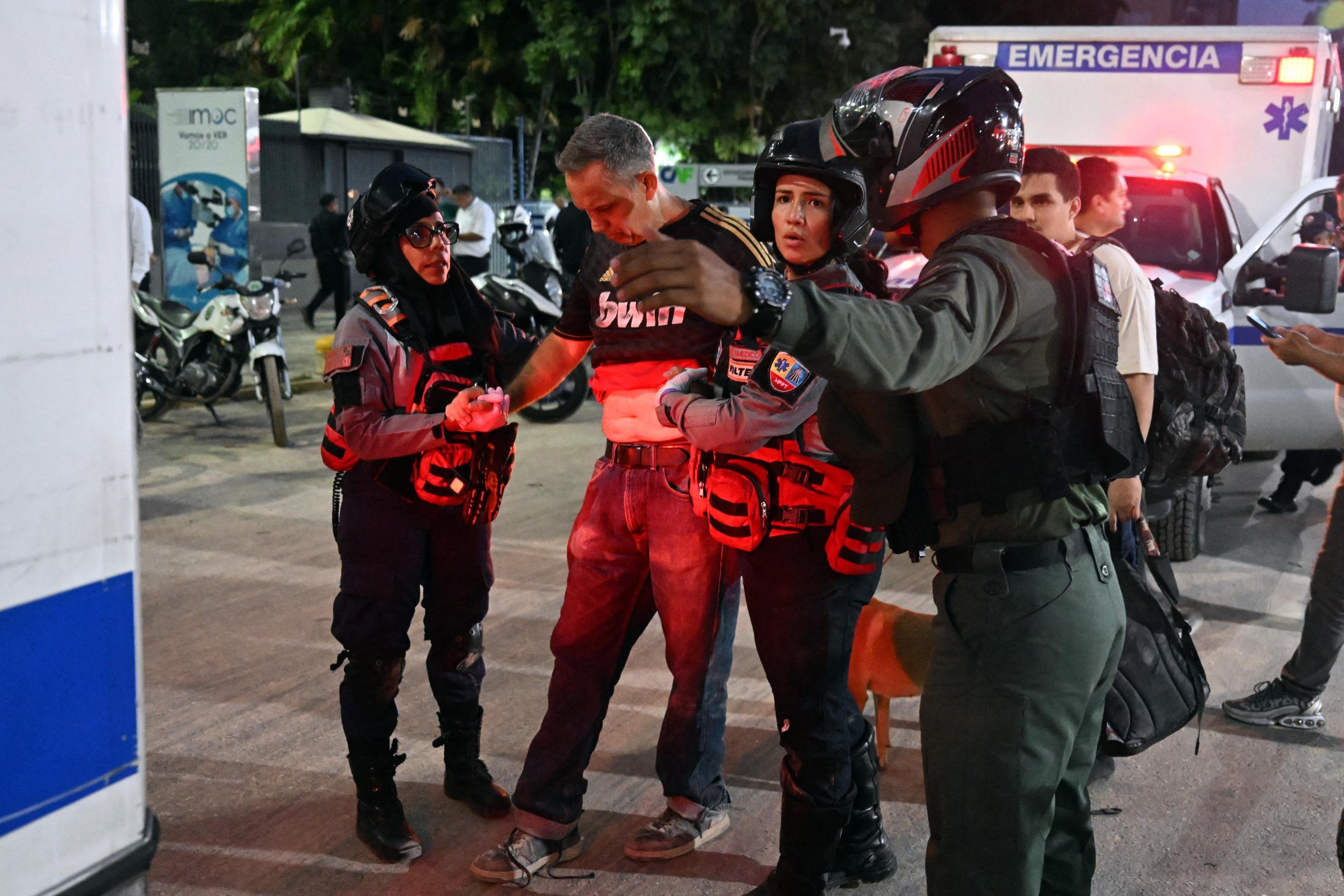 Imagens mostram pessoas feridas logo ap&oacute;s o terremoto que atingiu a Venezuela nesta quarta-feira (24/6)            