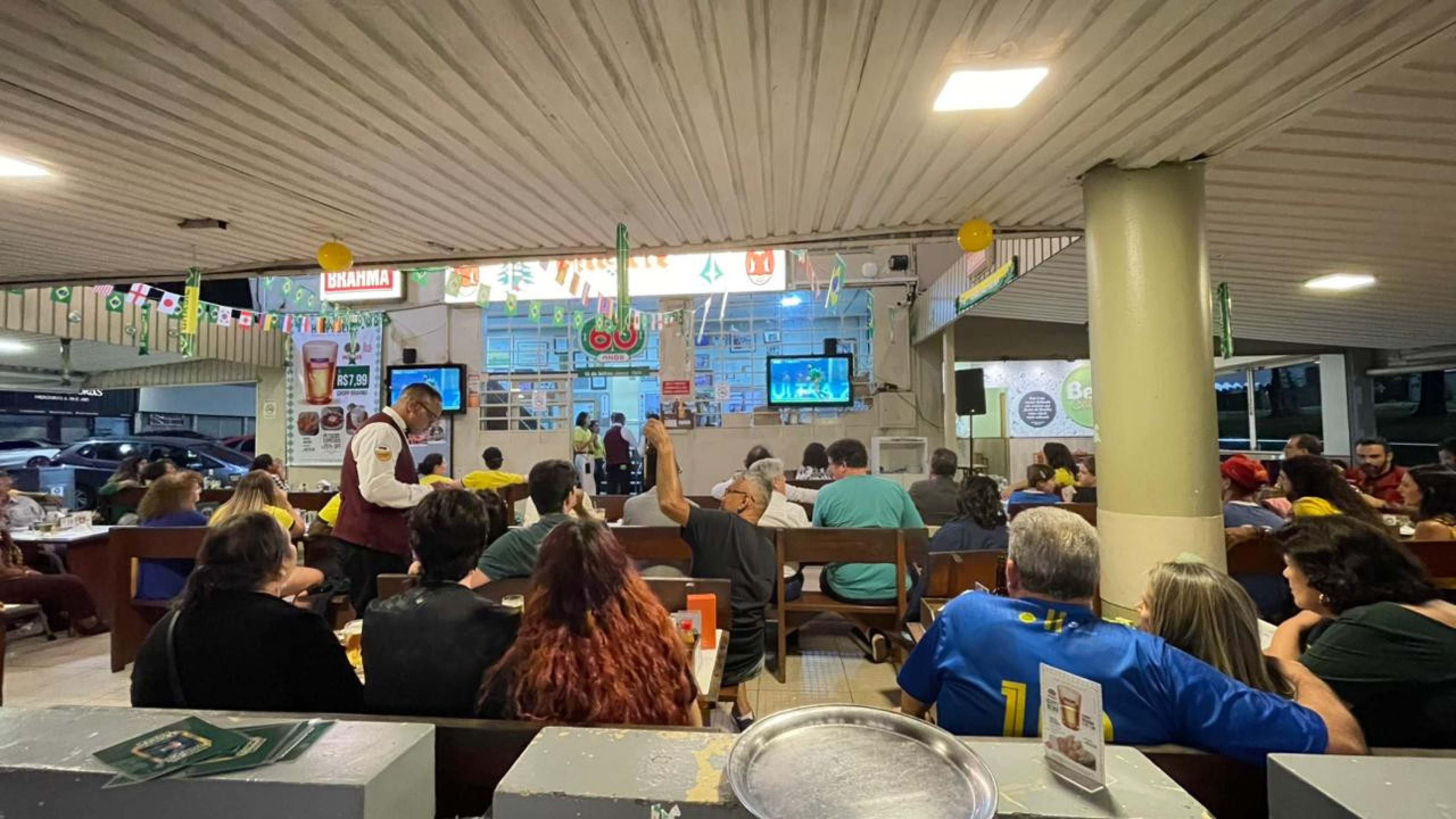Jogo do Brasil contra Esc&oacute;cia no Bar Beirute