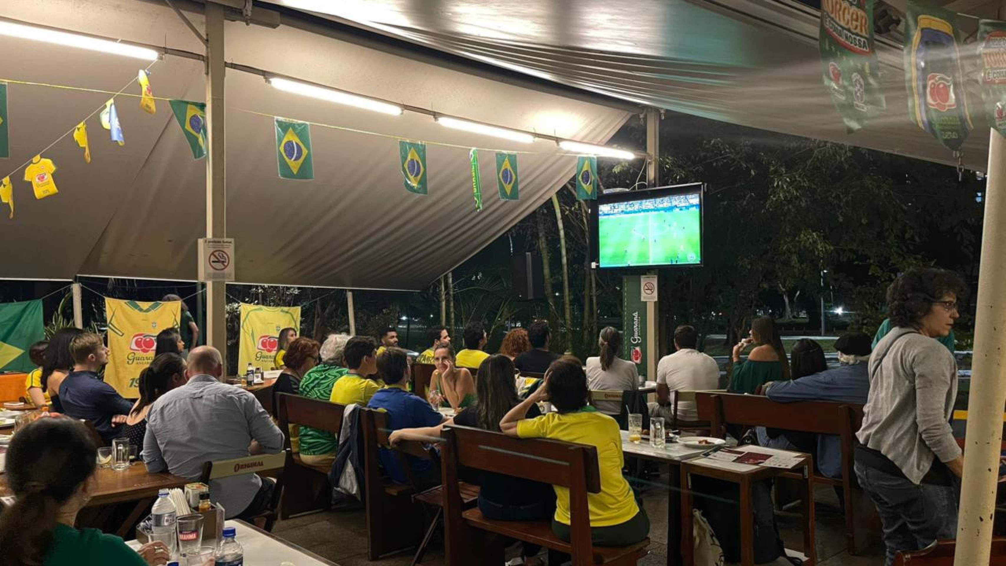 Jogo do Brasil contra Esc&oacute;cia no Bar Beirute